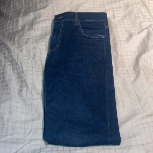 Blå jeans från Cheap Monday - Säljer ett par klassiska blå jeans från Cheap Monday med fem fickor och tydliga kontrastsömmar. Jeansen har tajt passform. Jag skulle säga att dem passar någon som är mellan ca 170 till 165 och har smala ben eller bara gillar tajta byxor. Det är bra stretch i dem om nån undrar. Hör av er vid frågor!