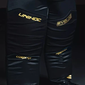 Svarta Unihoc täckbyxor Cordura - Svarta täckbyxor från Unihoc med slitstarkt Cordura-material och gula loggor. Byxorna har vadderad design och är perfekta för innebandymålvakt eller annan sport där extra skydd behövs. Snygg och sportig look med detaljer i gult. Nästan nytt skick! Skriv för fler bilder!