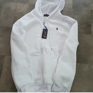 Vit hoodie från Polo Ralph Lauren - Helt ny Vit hoodie från Polo Ralph Lauren med dragkedja.