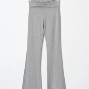 Grå bootcut yogapants  - Superbekväma grå mjukisbyxor med bootcut och hög midja. Byxorna är i mjukt bomullsmaterial med stretch och har en bred linning som sitter skönt. Perfekta för en chill och avslappnad stil. Byxorna är i st xs, för mer frågor är d bara att skriva💕 Orginalpris är 369kr. 