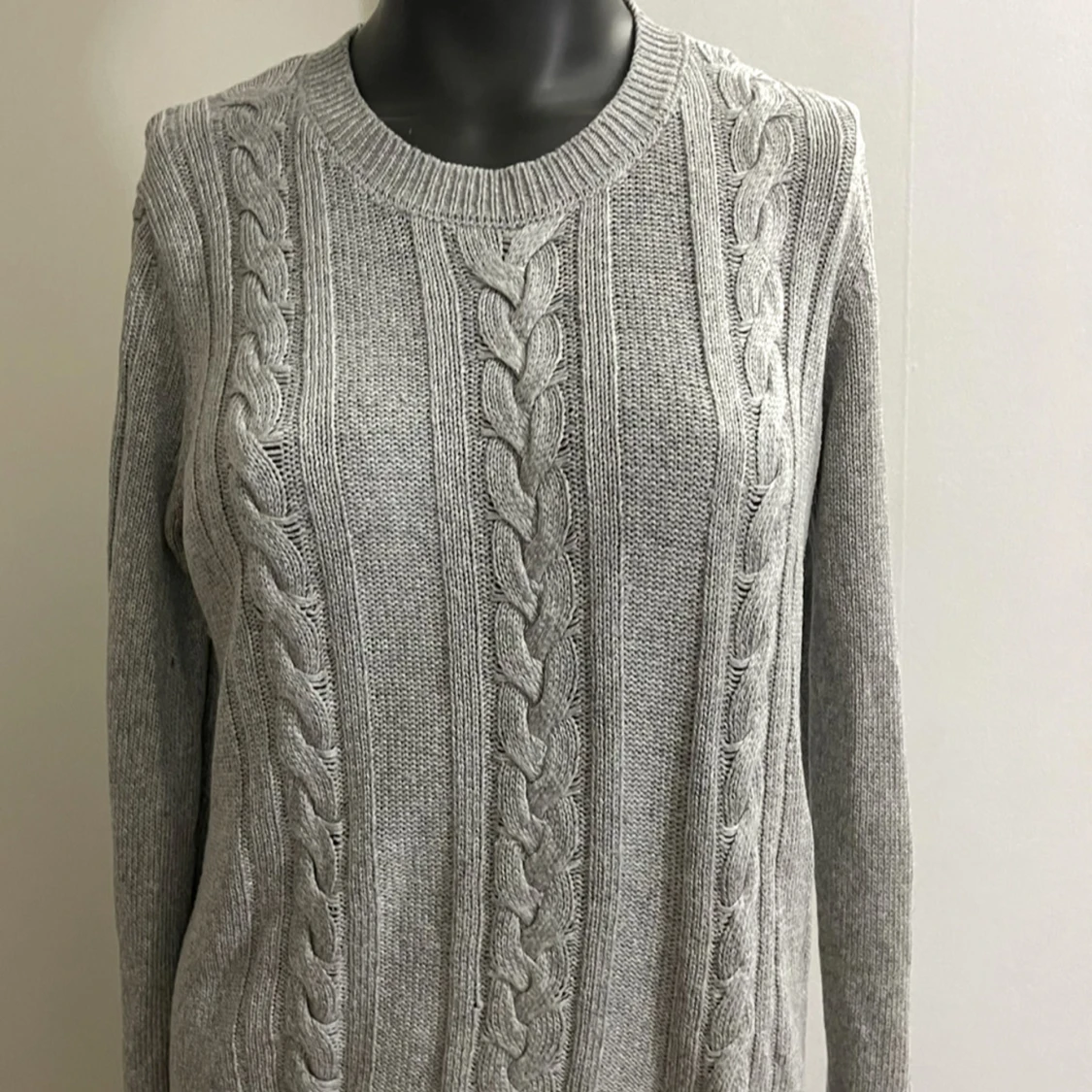Grå kabelstickad tröja från Lindex