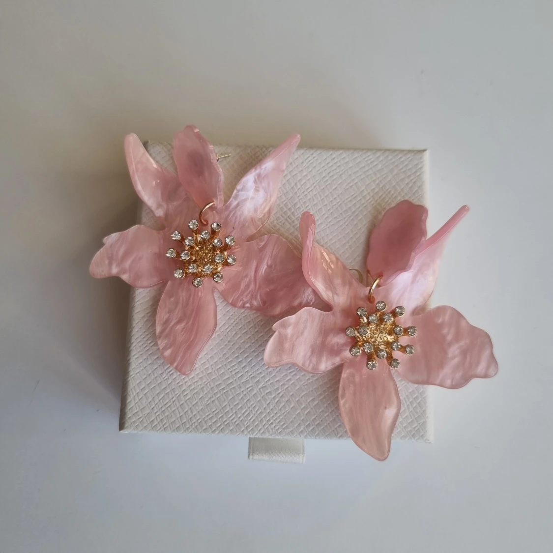 Stora rosa blomörhängen med strass - 2