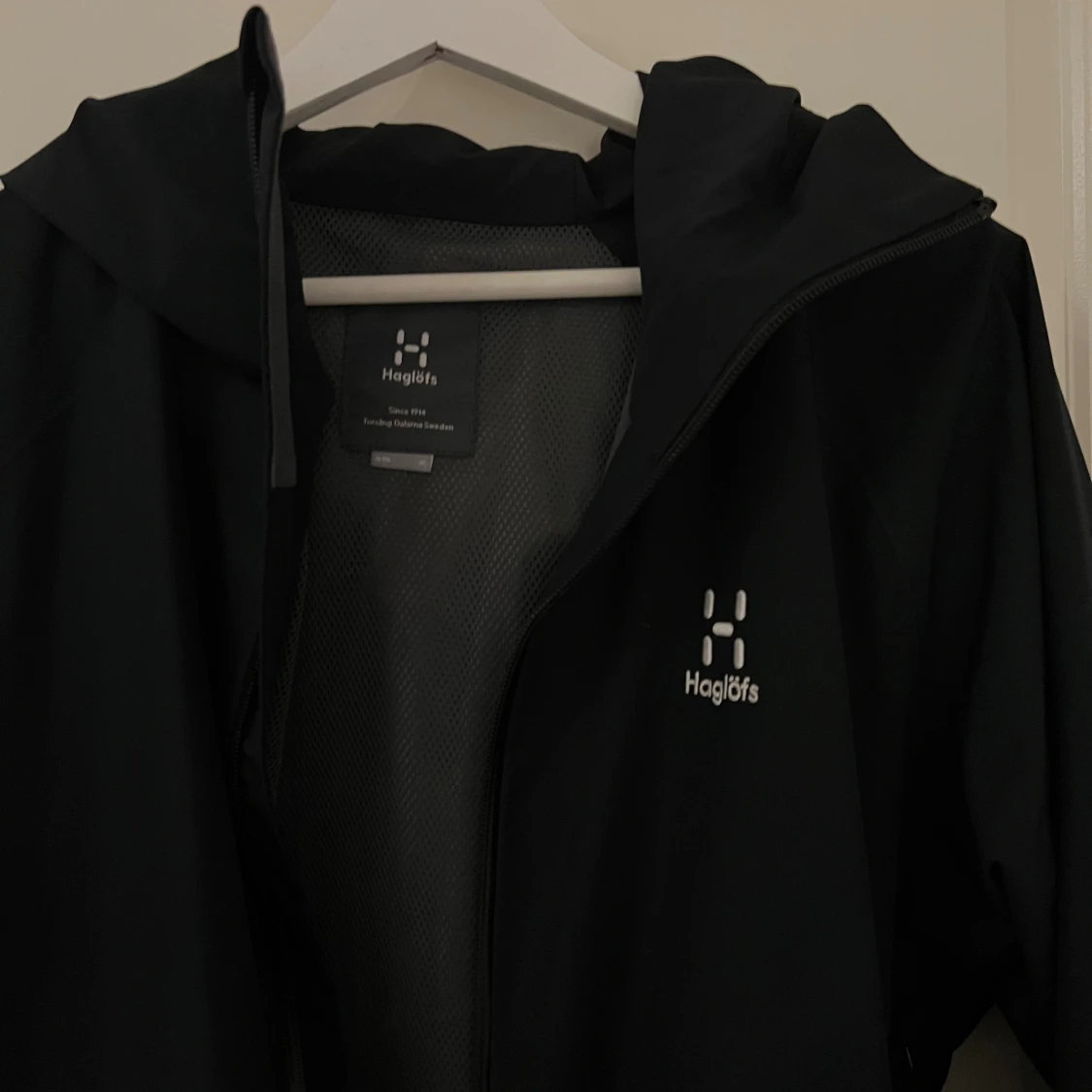 Svart vindjacka från Haglöfs med huva - 3