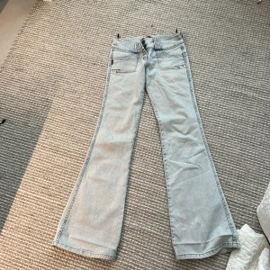 Lågmidjade Gant jeans - Supersnygga, lågmidjade vintage gant jeans! I en riktig ljusblå färg! Alldeles för långa på mig som är 162.. står storlek 36 i dem men de passar även XS! De har lite slitage längst ner i jeansen men inget som syns när man har på sig, annars kan man ju också lägga upp jeansen och få bort det på så vis