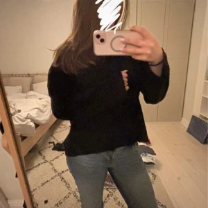 Svart stickad tröja från 157, stl L - En svart stickad tröja från 157 i storlek L. Tröjan har en klassisk rund halsringning, lång ärm och en loose fit. Perfekt för lager-på-lager och chill dagar. Enkel och stilren design som funkar till det mesta.