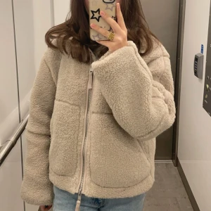 Hm pile jacka - Jätte skön teddy/pile jacka från hm❤️ Den är tjockare än de andra som finns, och är i perfekt skick! Säljer pga kommer inte till användning. Skriv för mer info❤️