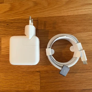 Apple 35W Dual USB-C port laddare inkl MagSafe3 kabel - Apple 35W Dual USB-C port adapter inkl MagSafe3 kabel för MacBook säljes. Helt ny och aldrig använd, nypris 1575kr.