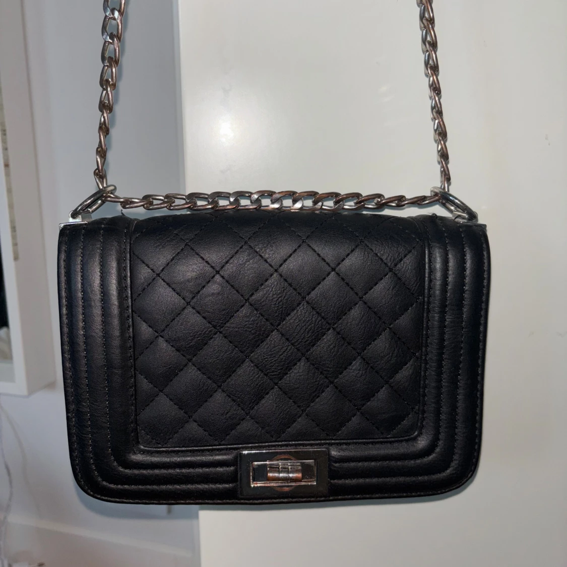 Svart quiltad axelväska med kedja