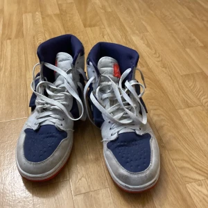 Jordan 1 mid - Ett par Jordan 1or mid. Säljer pga jag växt ur dom.          Är inte omöjlig i priset