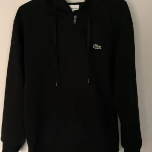 Lacoste - Hej! säljer min Lacoste dragkedja tröja då den passar inte mig jätte fin känns som ny jätte fräsch med lappen