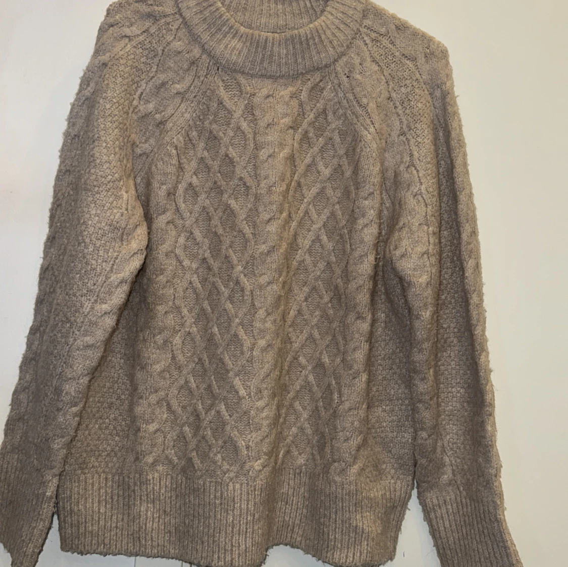 Beige stickad polotröja med flätmönster - 1