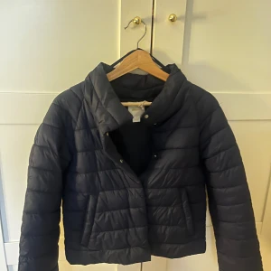 Mörkblå jacka - Säljer en mörkblå pufferjacka från Gina Tricot. Den är knappt använd och har inga skador eller defekter på sig. Säljer den då den inte passar längre. Den är i storlek 158/164 men passar för xs också. Pris kan diskuteras!💓