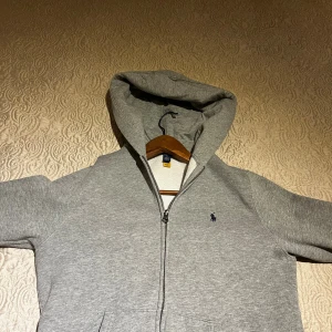 Ralph lauren zip hoodie  - Ralph Lauren zip hoodie – som ny! Säljer min Ralph Lauren hoodie med dragkedja (zip) i jättebra skick, nästan som ny. Köpt på Kidsbrandstore, använd väldigt lite. Storlek 14–16 år, men passar ungefär 160–167 cm.
