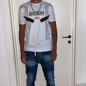 Givenchy t shirt strl S - Helt ny. Fin replika med grym kvalitet. Modellen är 175cm väger 67 kg, Bär storlek S på bilden. Normal i passformen. Pris: 499kr. Först till kvarn som gäller.