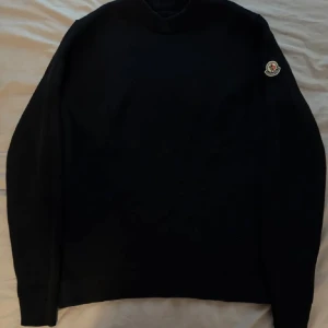 Svart stickad tröja från Moncler - Otroligt snygg svart stickad tröja från Moncler, använd endast 1 gång, 10/10 skick! Perfekt för dig som gillar stilrena och exklusiva plagg, pris kan diskuteras vid snabb affär ✅
