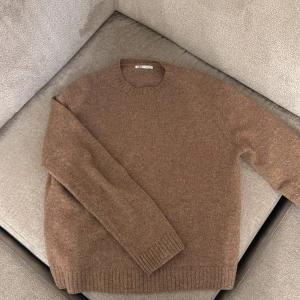 Zara tröja 100% ull - Säljer en jättefin tröja från Zara i brun färg. Tröjan är gjord av 100% ull. Perfekt till hösten! 
