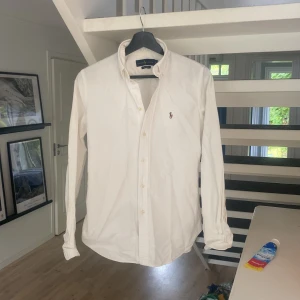 Vit skjorta från Ralph Lauren S - Inga fläckar eller defekter. Nytt skick, ny pris 1500 mitt pris 349.