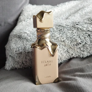 Lattafa Eclaire  - Lataffa Eclaire inköpt våren 2025 säljes. Uppskattningsvis 85-80ml av 100ml kvar. Förvarad i sval och mörk garderob. 