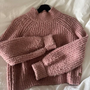 Stickad tröja - Köpt från Pernilla Wahlgrens kollektion. Normal i storleken! Ligger ute på fler ställen