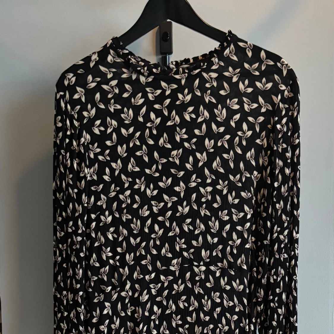 Svart blommig klänning KappAhl