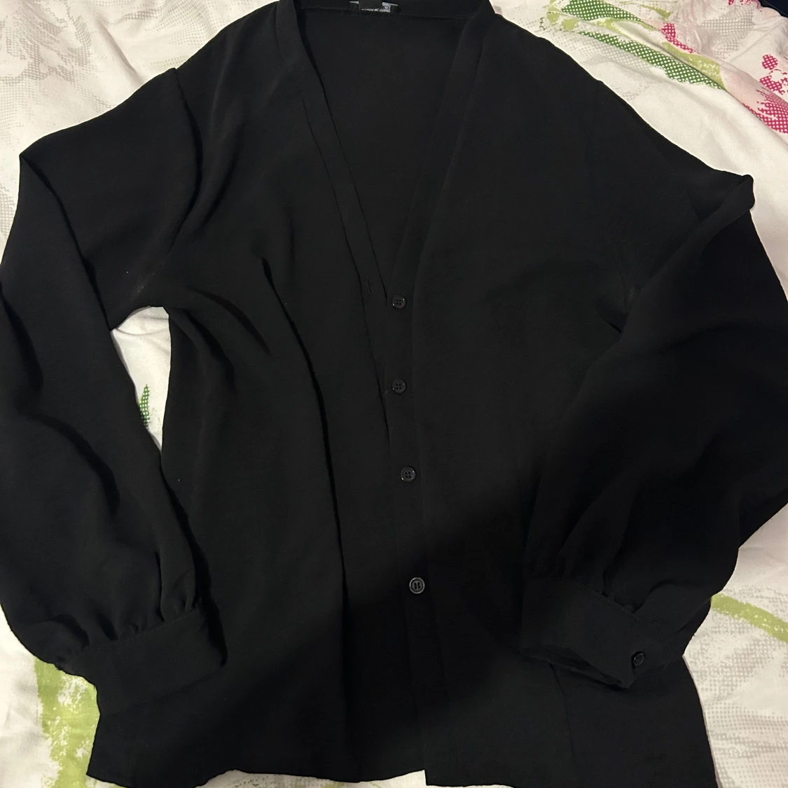 Svart långärmad skjorta med knappar - 1