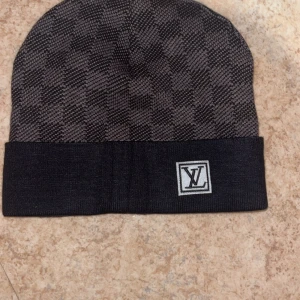 Svart mössa - Ni ser vad det e för mössa, helt ny o aldrig använt skriv om du e intresserad o vi kan diskutera priset