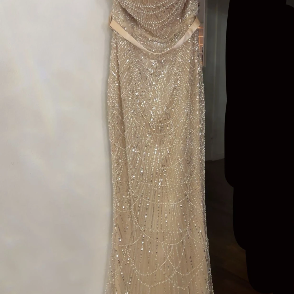 Champagnefärgad glittrig långklänning - 1
