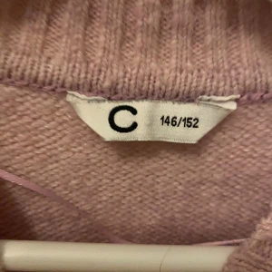 Ljuslila stickad tröja från C - Superfin stickad tröja i ljuslila nyans från C. Tröjan har rund halsringning, ribbade muddar och lång ärm. Perfekt för dig som gillar mjuka och mysiga plagg med en chill vibe.