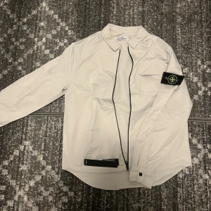 Stone island jacka - Tunn stone island jacka i vit, helt ny o kommer med tags. Ej riktig, kom dm för frågor👍🏼