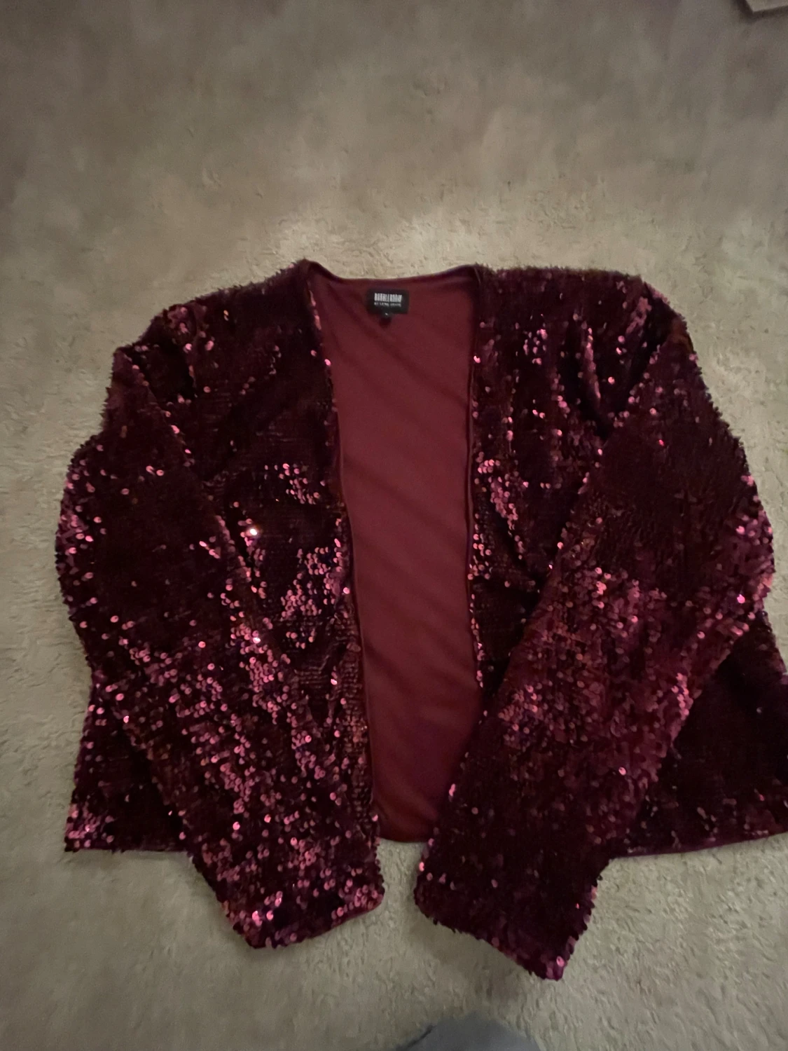 Vinröd paljettkofta från Bubbleroom