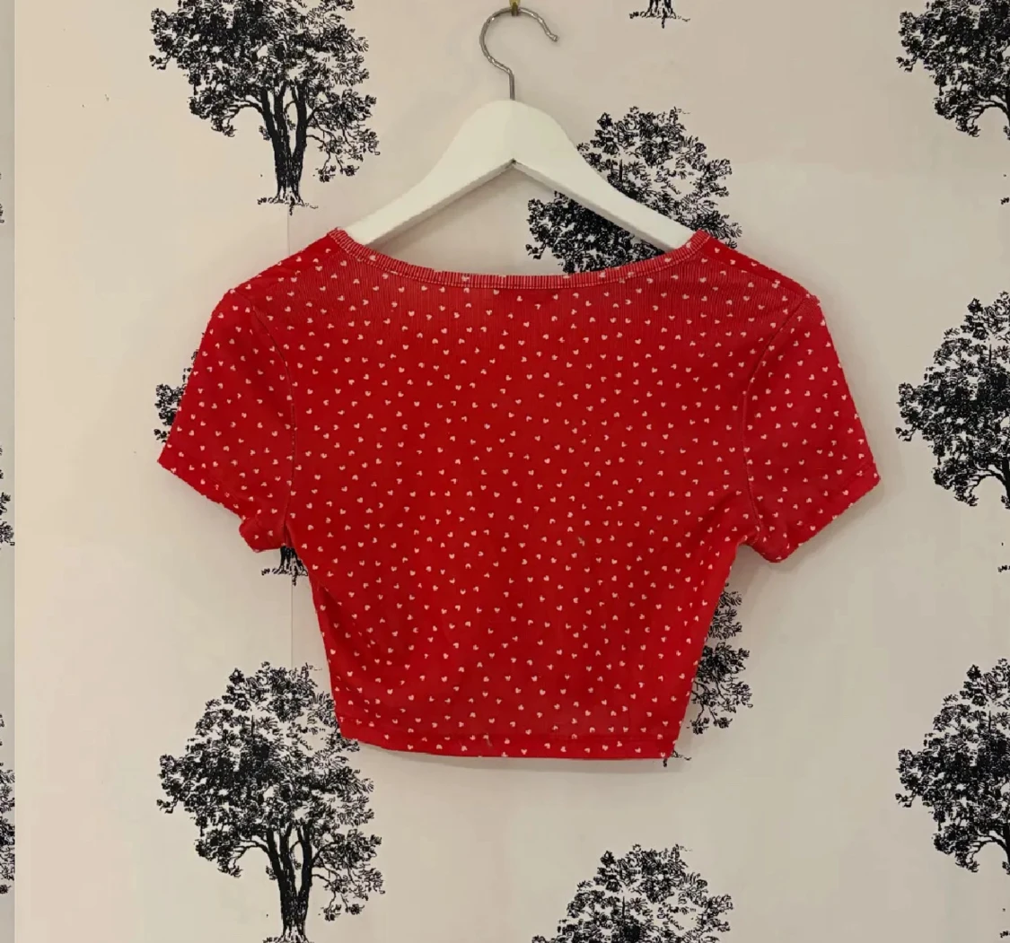 Röd croppad topp med hjärtan  - 1