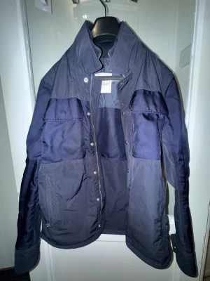 Mörkblå jacka från Moncler - Snygg mörkblå jacka från moncler. Nypris 11999kr, hör av er vid intresse :)