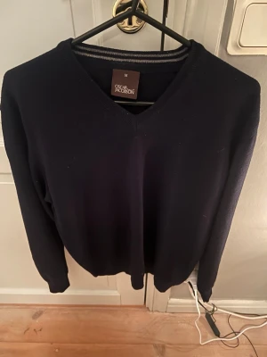 Tröja Oscar Jacobson  - Tjena, säljer denna snygga mörkblåa v ringade tröjan från Oscar Jacobson. Det är storlek M. Mycket bra skick. Kan sänka pris vid snabb affär.