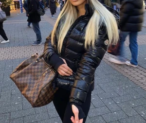 Moncler jacka dam  - Äkta jacka, fått i present år 2020 så har tyvärr inte kvar kvitto. Men jackan är 100% äkta, se bilder. I storlek 0, motsvarar XS. Nypris 17.500 men pris kan diskuteras. Jackan är i bra skick, ej använt speciellt mycket. Inga hål, skador eller liknande