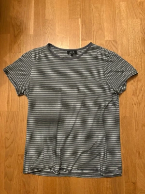 APC T-shirt - Snygg randig APC tish. Svinsnygg under en cardigan eller liknande nu till kallare dagar.      Skriv för fler bilder eller info😊