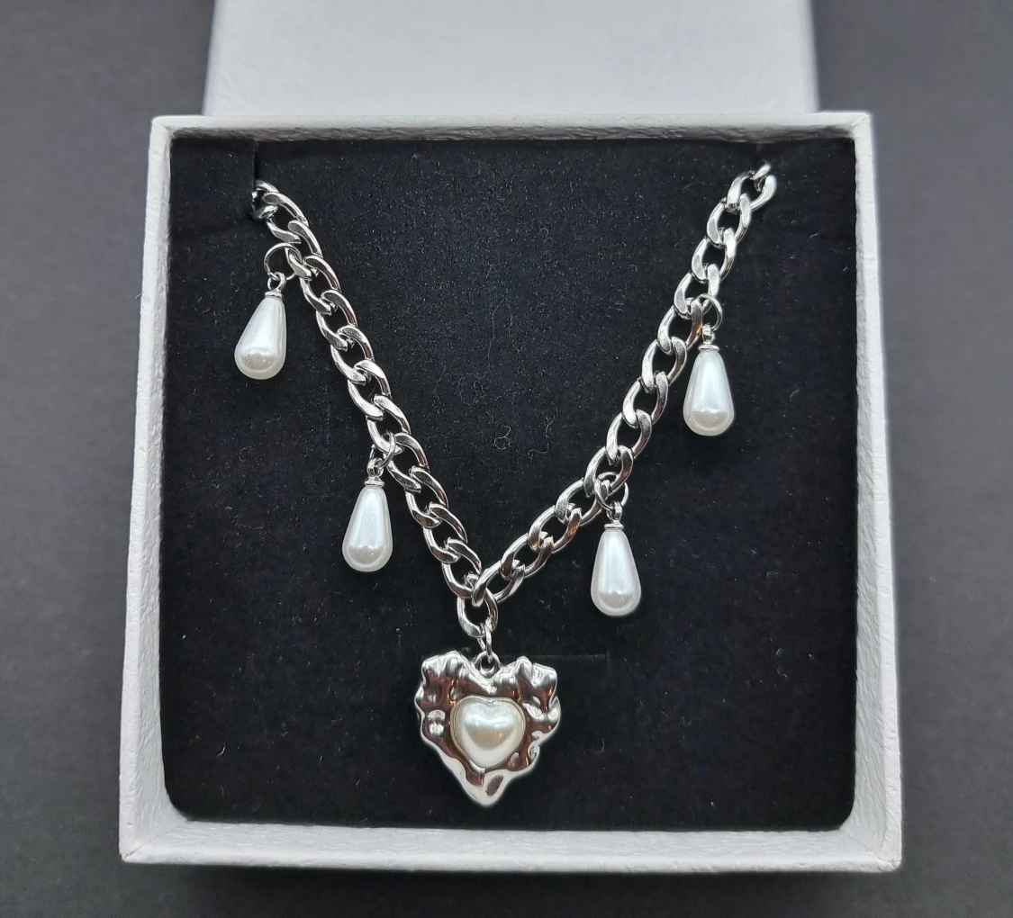 Stilfullt halsband med hjärta  - 1