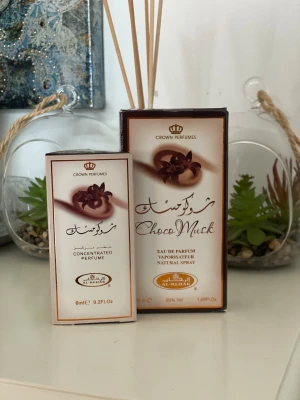 Choco Musk set - Säljer populära Choco Musk olja 6ml och parfym 50ml i ett set, nya och oöppnade i original förpackning. Doftar choklad och vanilj, väldigt söt och god om man gillar att dofta som en chocolate chip cookie🍪 🍫🍦😋👌🤭 Fått väldigt många komplimanger för den💕