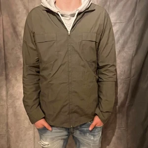 J.lindeberg Overshirt - Tja! Vi säljer en snygg j.lindeberg overshirt som är i ett mycket bra skick för ett bra pris! Vid frågor och funderingar är det bara att skriva!
