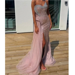 Rosa/silver festklänning med slits - Rosa klänning med slits framtill, nyskick använd en gång. 