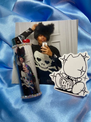 ECCO2K - lighter - ⭐️1st Refillable BIC MAXI LIGHTER med wrap & rhinestones + photocard & drain sticker ⭐️ ✨OBS: under lighter drop 13/12 kommer endast de lighters som har foto och eller sticker med sig i bilden inkludera det, de lighters som ej har något mer i bilden kommer utan något extra!✨🤍 FREEBIES (godis & random stickers) ingår alltid i alla paket 🤍