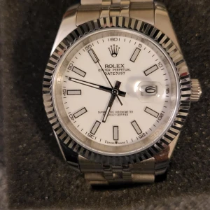 Vit Relax Klocka - Lyxig vit klocka av mycket bra kvalité. Skriv om intresserad!