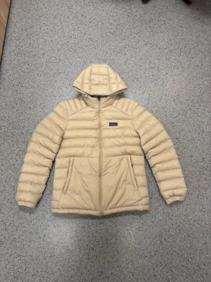 Patagonia dunjacka - Dunjacka från patagonia i riktigt bra skick. Hör av dig vid frågor🙂.