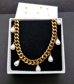 Guldpläterat halsband med pärlor  - Högkvalitativ rostfritt stål 316 belagt med guld. Kedjetjocklek-9mm .