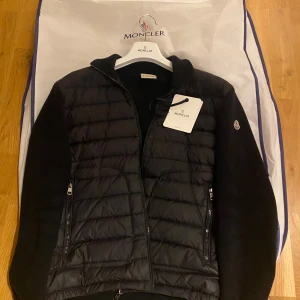 Svart Moncler Cardigan L - Säljer nu min svarta Moncler cardigan. Perfekt nu till hösten när det blir lite kyligare! Dustbag och prislapp finns kvar. Tveka inte på att höra av dig vid frågor! Priset är inte skrivet i sten! 🔥💨