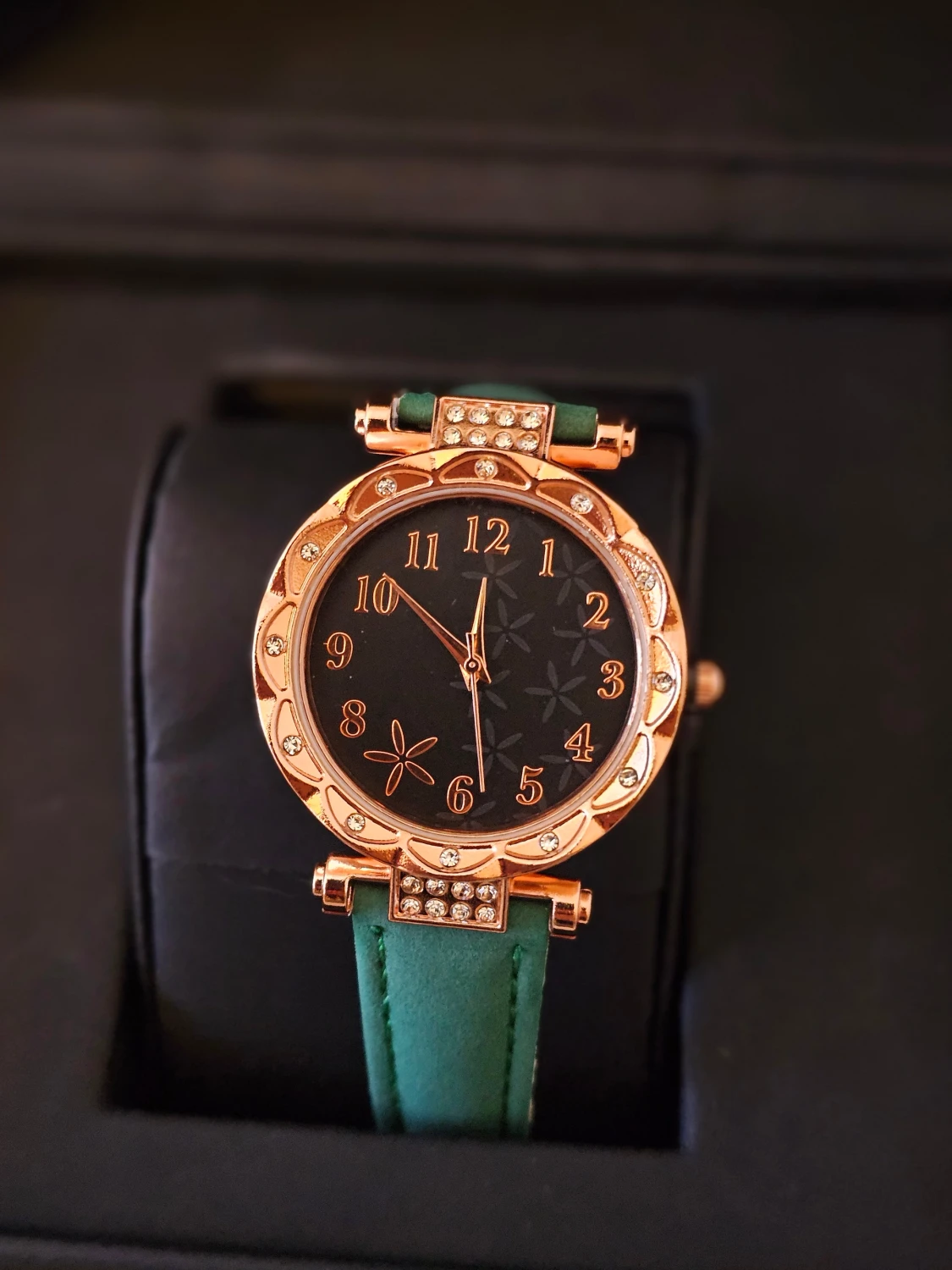 Grön klocka med roséguld och strass