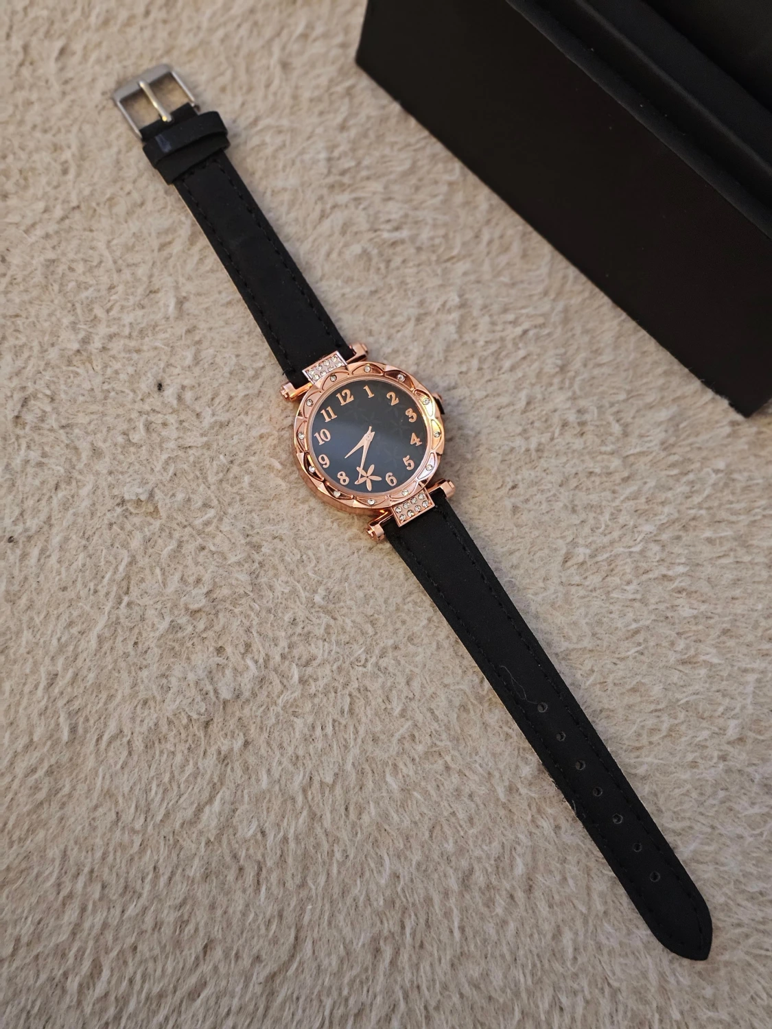 Svart och guld klocka med blommönster - 2