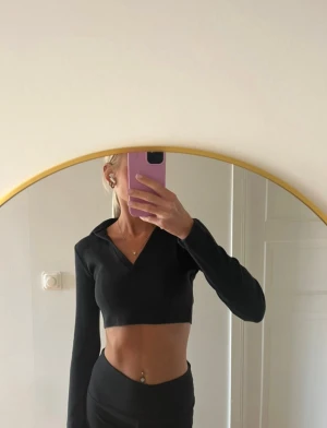 Svart croppad topp - Säljer en svart croppad topp med lång ärm & v-ringad krage🖤
