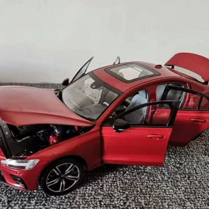 Ingen väst syns på bilderna - Bilderna visar en röd modellbil av Volvo S60 med öppningsbara dörrar, motorhuv och bagage, samt tillhörande kartong. Ingen väst finns med på bilderna.