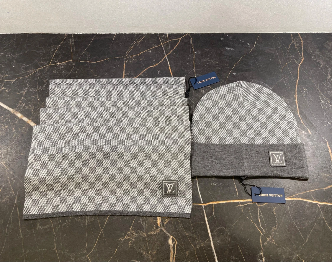 Grå rutig Louis Vuitton mössa och halsduk 