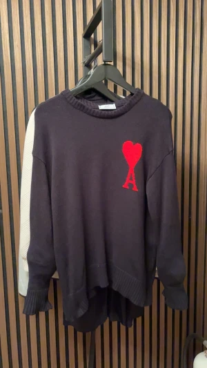 Svart ami Paris långärmsd - OBS! Bild 2 och 3 är innan jag hade tröjan. Bild 1 är den enda bilden jag har när jag väl har tröjan hemma!             OBS! Tröjan är inte äkta men man ser ingen skillnad på den mot en äkta! Det står att den är M på taggen men den passar som S. Jag har taggen men den sitter intr på tröjan längre då jag använde den några gånger .